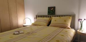 巴诺夫茨Genius Guest Unique Banovci Apartment的一间卧室配有一张带黄色床单和枕头的床。