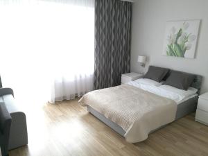 尤斯托尼莫斯基Pokoje Gościnne Abelard的白色的卧室设有床和窗户