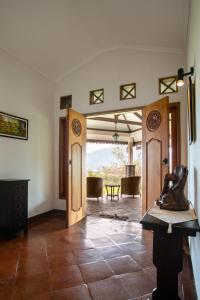 巴图香提度假屋的客厅设有2扇门和桌子