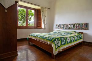 巴图香提度假屋的一间卧室设有一张床和一个窗口
