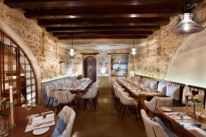 干尼亚瑟乐尼斯玛精品酒店的一间带长桌和白色椅子的餐厅