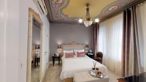 Faik Pasha Hotels Special Category Beyoglu Istanbul客房内的一张或多张床位