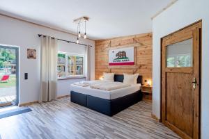 Hemfurth-EderseeZündstoff-City Western-Motel的卧室配有一张床铺,位于带木墙的房间内