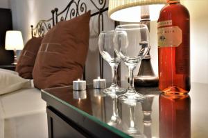 阿达玛斯奥斯提亚旅馆的桌子上放有一瓶葡萄酒和两杯酒