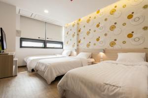 首尔昌德韩国旅馆的两张位于酒店客房的床,墙上挂有盘子
