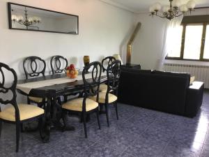 VisVis 101的一间用餐室,配有黑色的桌子和椅子
