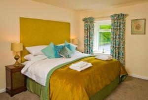 马特洛克Cottage Retreat near Peak District and Chatsworth House的一间卧室配有一张大床和毛巾