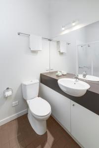 坎贝尔港南洋度假别墅的白色的浴室设有卫生间和水槽。