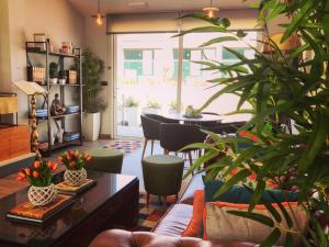 波尔托马林Casa do Maestro的客厅配有沙发和植物桌子