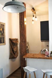 蒙彼利埃La Fontaine - Studio Ecusson的厨房配有带桌子和凳子的柜台