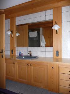 平斯旺玛丽亚金瑟尔公寓的厨房配有水槽和镜子
