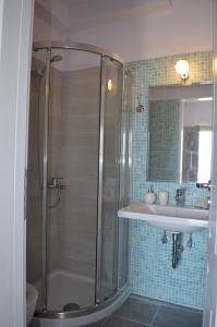 阿索斯浪漫曲一室公寓酒店的带淋浴和盥洗盆的浴室