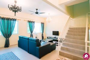 宾南邦Dream Borneo Budget Homestay Kota Kinabalu的客厅设有蓝色的沙发和楼梯。