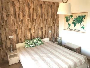 桑托德Beachside Apartment的一间卧室设有一张床和木墙