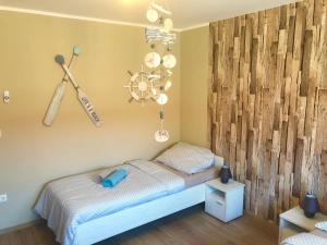 桑托德Beachside Apartment的一间卧室配有一张木墙床