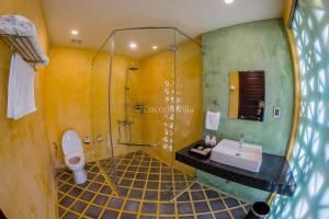 会安Cocoon Villa的一间带水槽、淋浴和卫生间的浴室