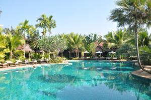 清莱清莱拉努纳度假酒店的棕榈树度假村的游泳池