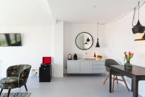 赞德沃特Paulus Loot Zandvoort的白色的客厅配有桌椅
