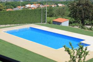 BritiandeCasa do Batista的草地顶部的游泳池