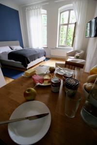 施特拉尔松德Nr9Marinehafen - Ferienwohnungen的一间设有一张木桌的房间,上面有白色的板子