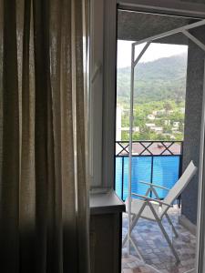 高尼奥Vacation home in Gonio的客房设有窗户和阳台椅子