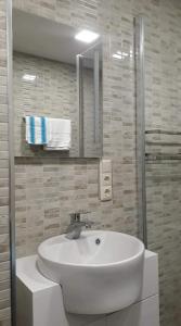 高尼奥Vacation home in Gonio的浴室设有白色水槽和镜子
