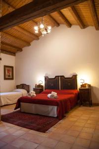 基亚拉蒙泰-古尔菲Casa Go'El的一间卧室配有一张带红色床单和毛巾的床。
