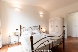 卡波泰拉Villa Vitto - Sleep & Go的一间卧室配有一张带白色床单的大床