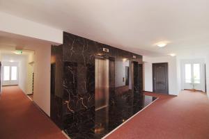 科瓦斯纳Complex Balnear Cerbul的走廊上,有黑色大理石墙壁,位于房子内