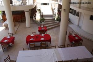 海地角Residence Royale Hôtel的享有餐厅高空的景致,配有红色的桌椅