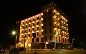 比绍Bissau Royal Hotel的一座在晚上有灯的大建筑