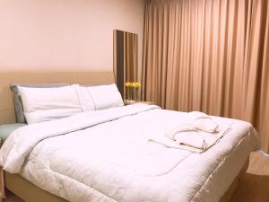 华欣The Pine Hua Hin的卧室配有白色床单和白色床。