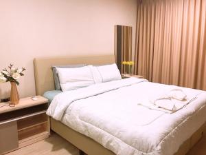 华欣The Pine Hua Hin的一间卧室配有一张带白色床单的大床