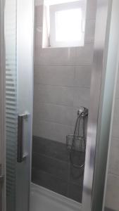 扎达尔APARTMANI EMA的带淋浴的浴室和窗户