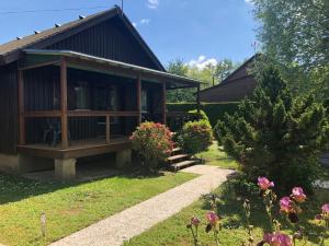 Saint-Sauveur-lès-BrayLe Chalet du Lac - Domaine de la Goujonne的通往房子的通道