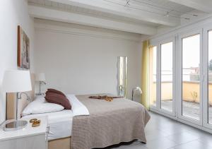 苏黎世Swiss Star District 11 - Self Check-In的一间卧室设有一张床和一个大窗户