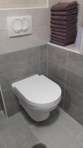 扎达尔APARTMANI EMA的浴室设有白色卫生间,配有棕色毛巾