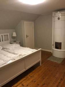 KisaYxefall Norrgården的卧室配有一张白色大床