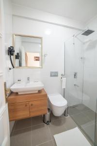 图尔古特雷斯9Bodrum Hotel的一间带水槽、卫生间和镜子的浴室