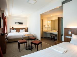 新阪急大阪附楼酒店客房内的一张或多张床位