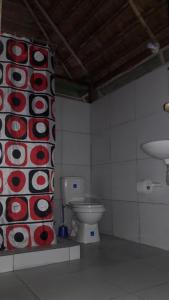 莱蒂西亚奥姆肖迪山林小屋的一间带卫生间的浴室和一个带圆圈的墙壁