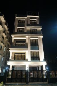 加尔各答Rama Golden Root New town的一座高大的白色建筑,晚上有灯