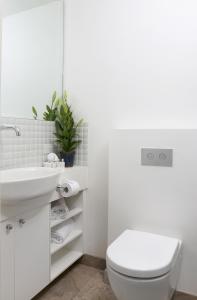 墨尔本Studio 4 - Saint George Accommodation的白色的浴室设有卫生间和水槽。