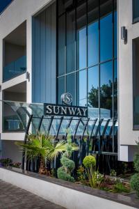 卡利塞亚-豪客迪克斯Sunway Hotel的建筑物一侧的太阳路标