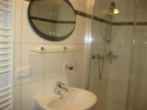 梅劳比查富公寓的浴室配有盥洗盆和带镜子的淋浴