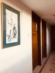 波哥大波哥大安巴拉殖民酒店的挂在门边墙上的画