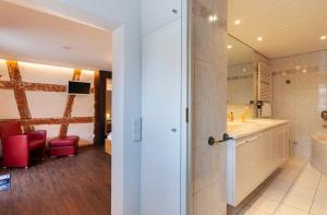 哈格瑙哈诺儿斯珀勒酒店的带浴缸、盥洗盆和卫生间的浴室