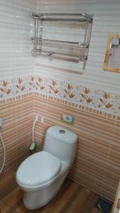 哥打巴鲁Challet Chengal的一间位于客房内的白色卫生间的浴室