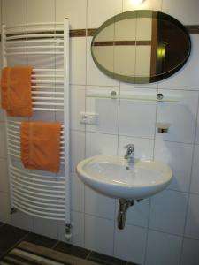 梅劳比查富公寓的白色的浴室设有水槽和镜子