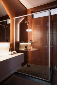 Home Suite Hotels Rosebank的一间浴室
